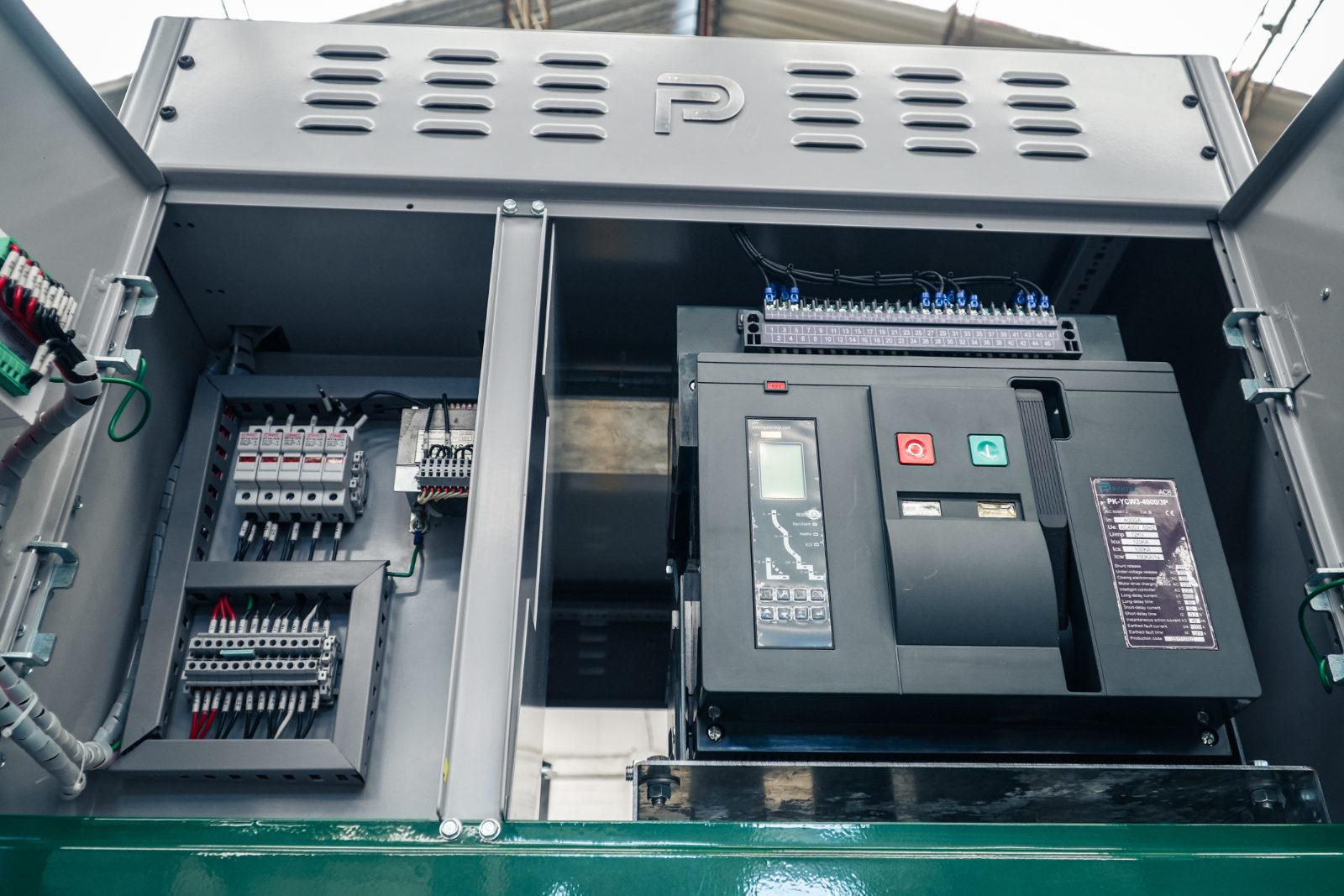 Interruptores electromagnéticos PAKTRA — gabinete con interruptor principal y módulos de control